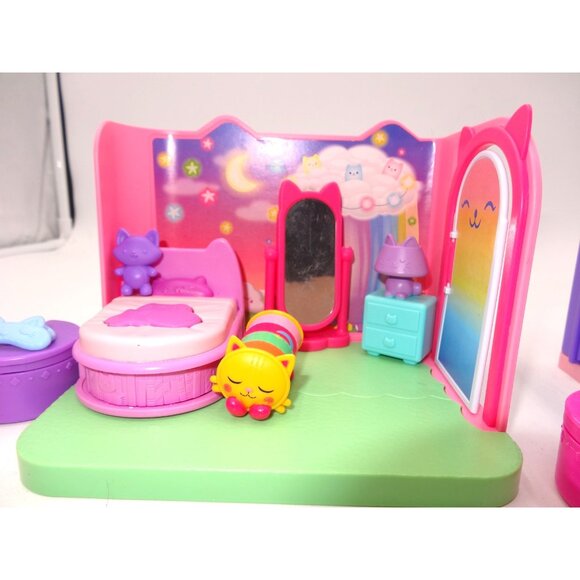 Gabby's Dollhouse Sweet Dreams Bedroom Playset and Primp and Pamper Bathroom - Picture 3 of 16